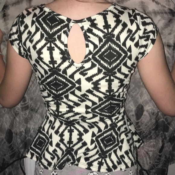 A flare out blouse - Picture 4 of 4